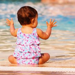 Emmener les bébés dans la piscine  pendant les vacances